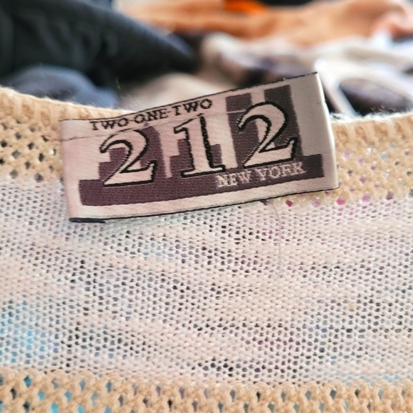 212 New York cream and white short sleeve top. Size XL. - Picture 4 of 4